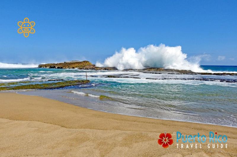 una playa con olas chocando en la orilla y una piscina de olas en Mar Bonita Beach Apartment en Isabela