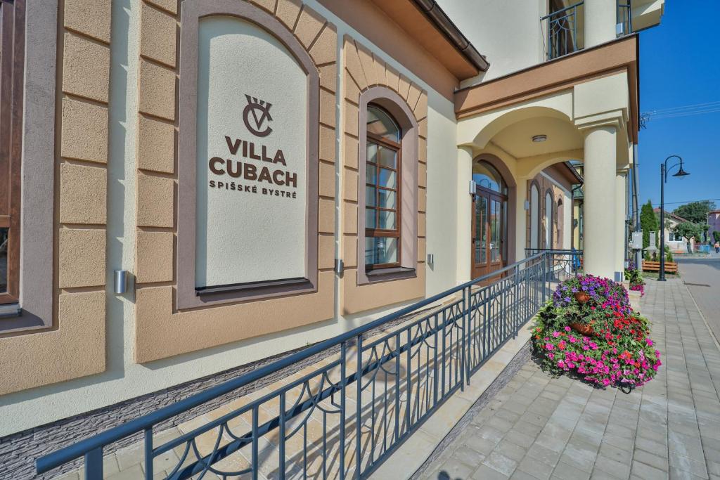un edificio con un letrero que lee Villa Cucaragall en VILLA CUBACH en Spišské Bystré