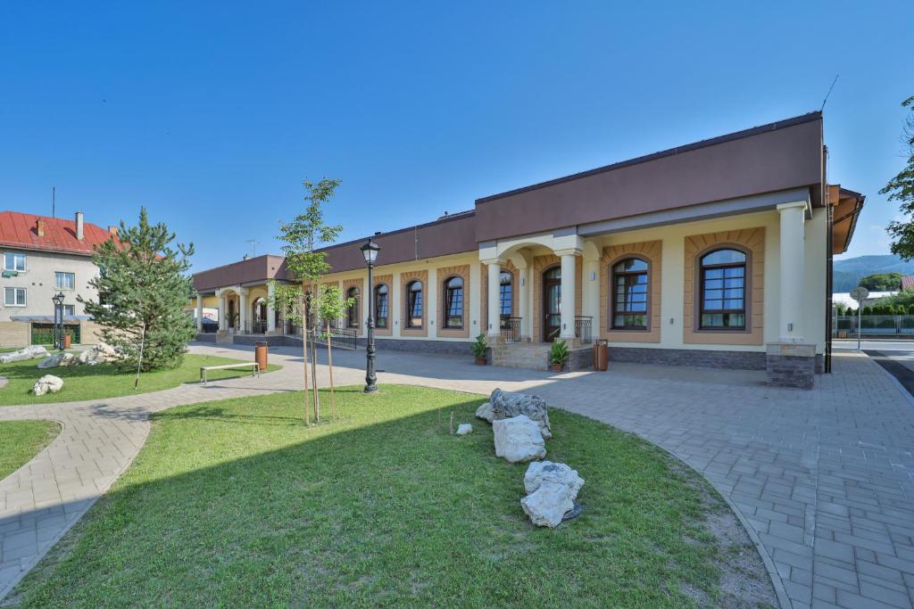 Budova, kde se aparthotel nachází