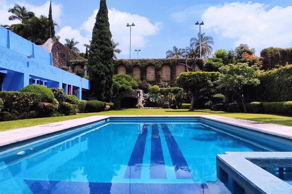 una piscina di fronte a una casa di Residencia Cataluña a Cuernavaca