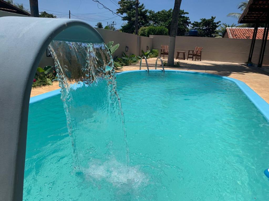 una fuente de agua en una piscina en Pousada Alma Noronha, en Fernando de Noronha