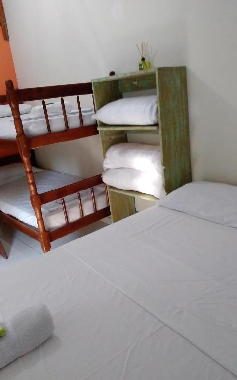 a room with two bunk beds in a room at Bosque dos Esquilos in Abraão