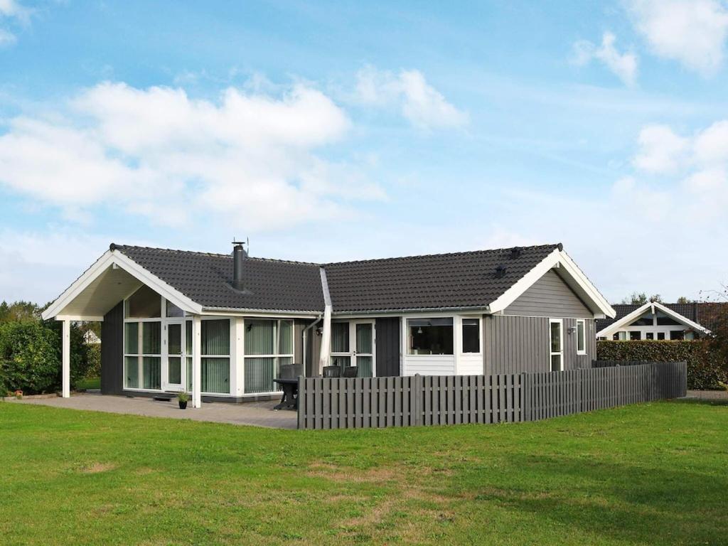 een huis met een hek voor een tuin bij 7 person holiday home in Hadsund in Hadsund