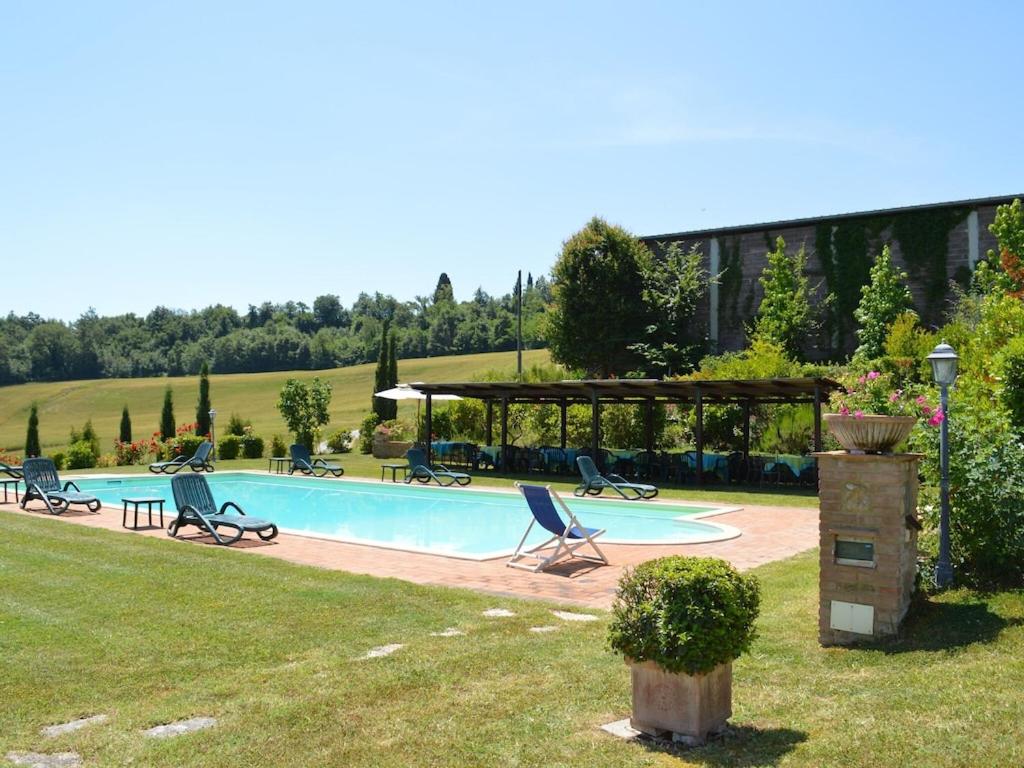 una piscina con sillas y un cenador en Belvilla by OYO Monte, en Pievina