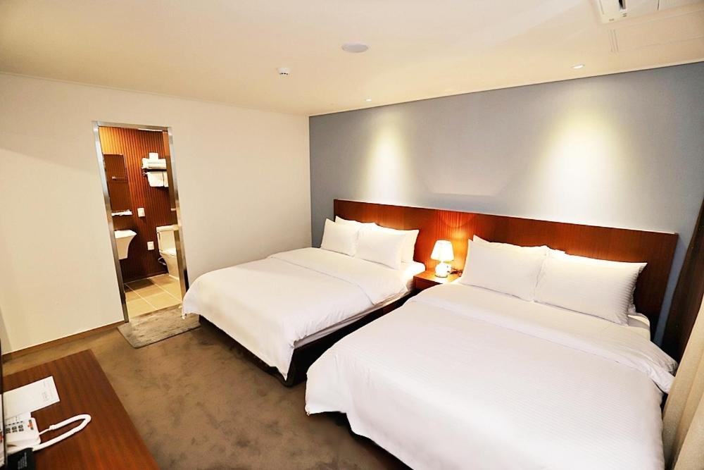Postel nebo postele na pokoji v ubytování Sea Moon Tourist Hotel