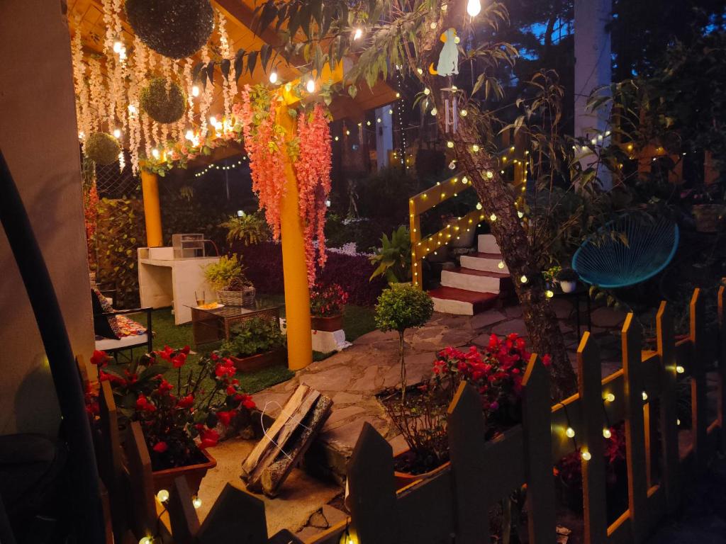 un jardín por la noche con flores y luces en Villas De Los Pinos, en Mazamitla
