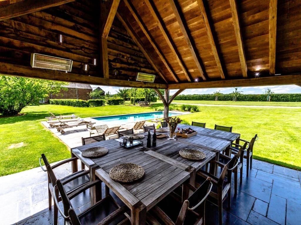 Un restaurant sau alt loc unde se poate mânca la Luxury holiday home with a pool and sauna