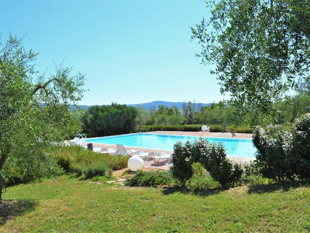 Basen w obiekcie Holiday Apartment Close to Asciano lub w pobliżu
