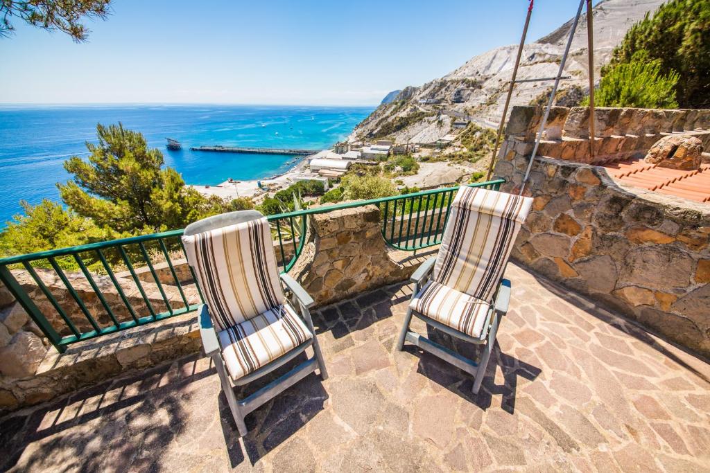 2 Stühle auf einem Balkon mit Meerblick in der Unterkunft Portysud in Lipari