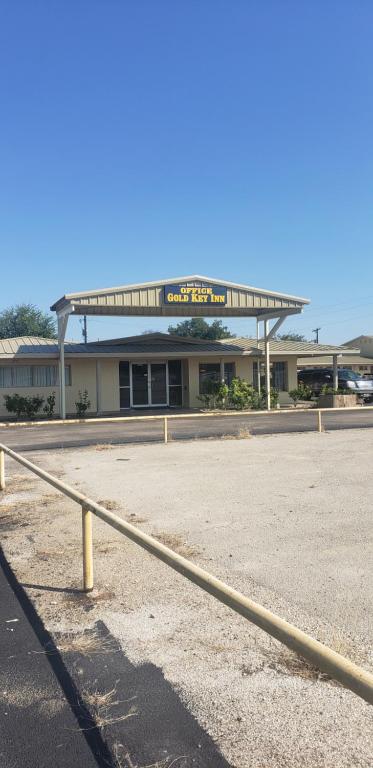 um parque de estacionamento vazio em frente a um edifício em Gold Key Inn em Brady