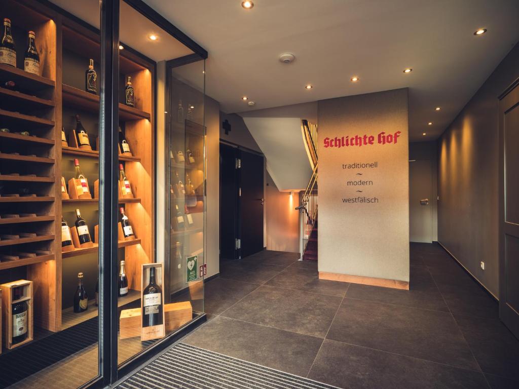 eine Weinhandlung mit einem Schild, das die Anbaufaktoren liest in der Unterkunft Schlichte Hof GmbH in Bielefeld