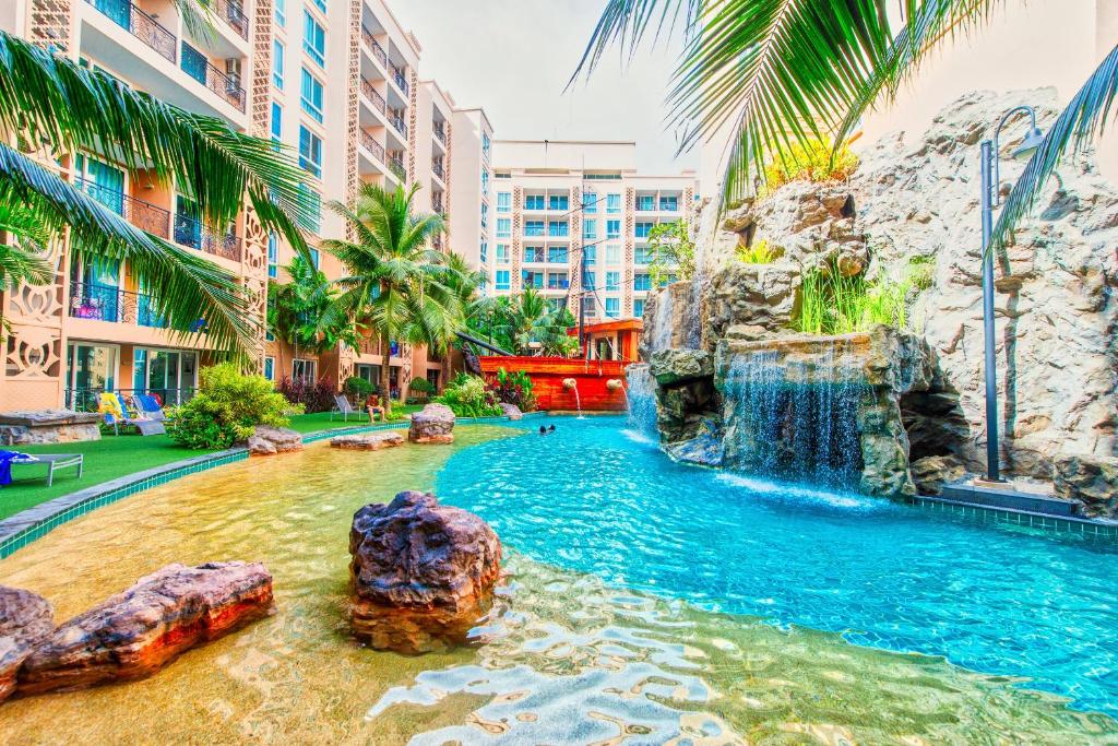 einen Pool in einem Resort mit Wasserfall in der Unterkunft Atlantis Residence in Jomtien Beach