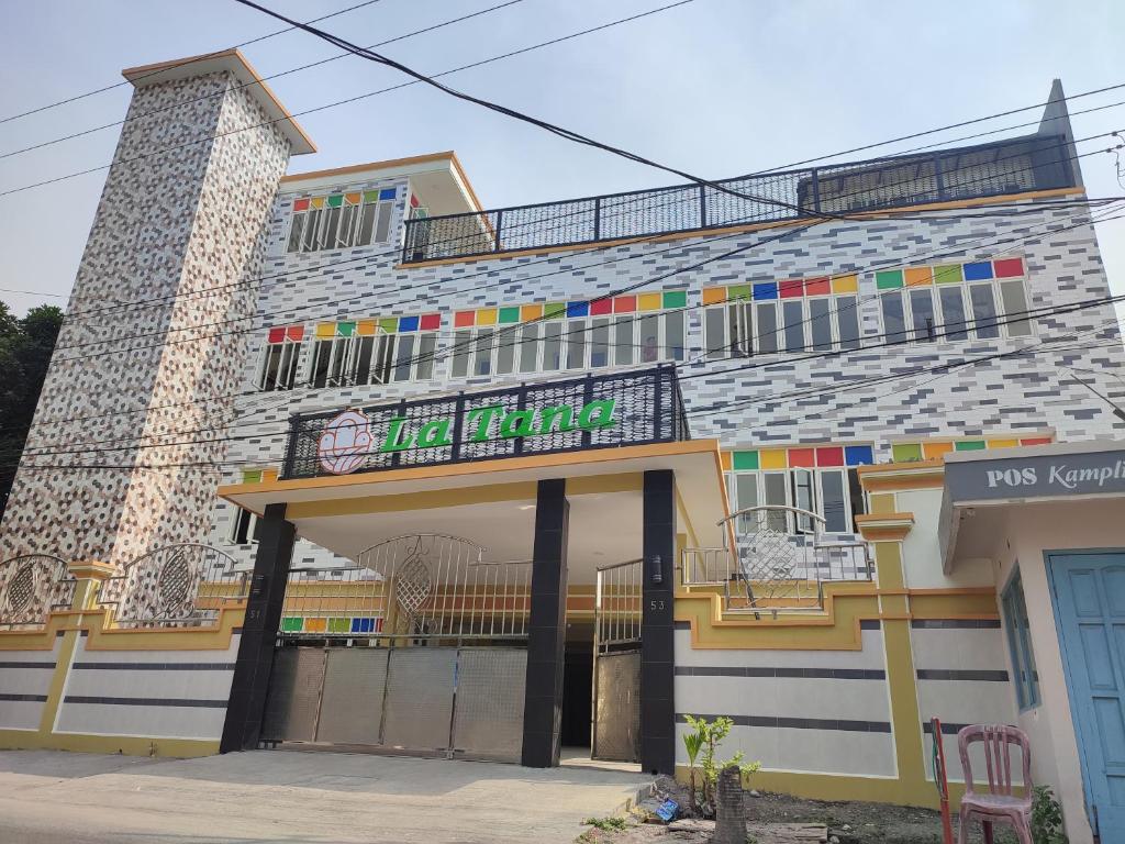 budynek z znakiem na boku w obiekcie La Tana Hotel w mieście Bagongsabrangan