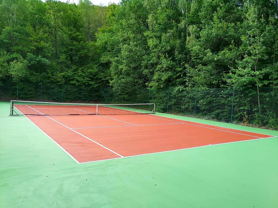 Tenis a/nebo squash v ubytování Sunclass Durbuy huisje 205 nebo okolí
