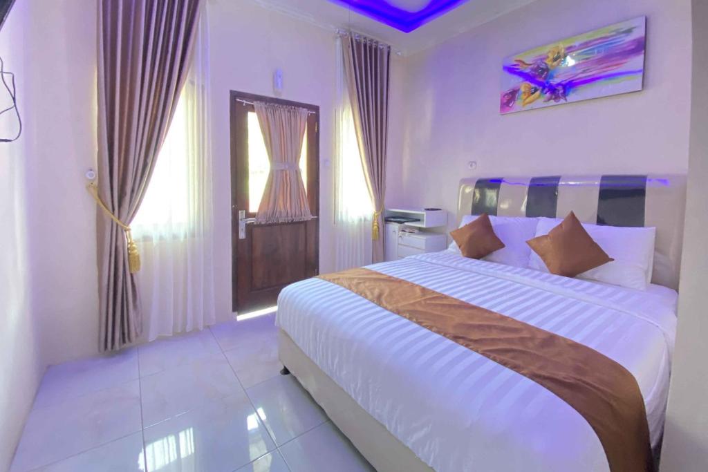Postel nebo postele na pokoji v ubytování Homestay Banteng Adventure Dieng Mitra RedDoorz
