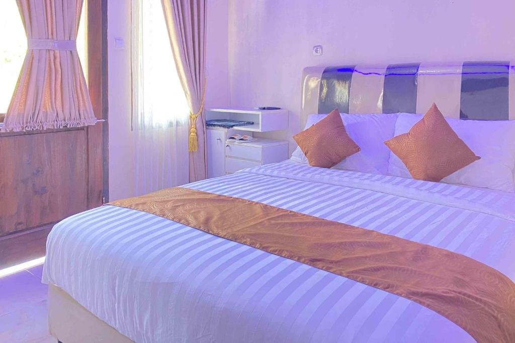 Postel nebo postele na pokoji v ubytování Homestay Banteng Adventure Dieng Mitra RedDoorz