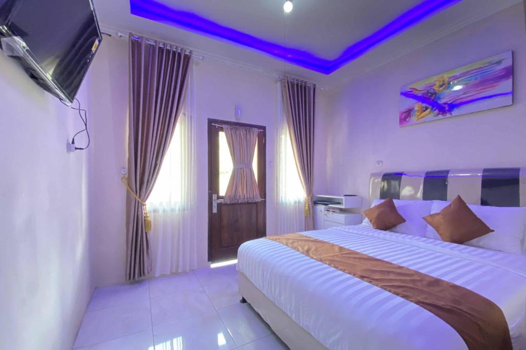 Postel nebo postele na pokoji v ubytování Homestay Banteng Adventure Dieng Mitra RedDoorz