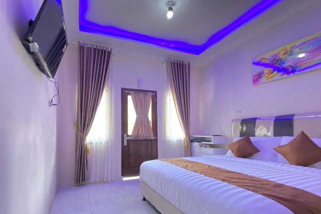 Postel nebo postele na pokoji v ubytování Homestay Banteng Adventure Dieng Mitra RedDoorz