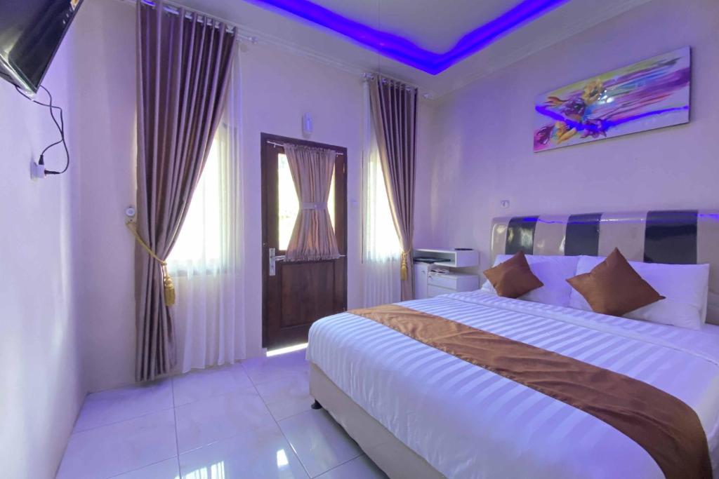 Postel nebo postele na pokoji v ubytování Homestay Banteng Adventure Dieng Mitra RedDoorz