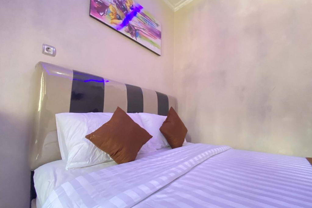 Postel nebo postele na pokoji v ubytování Homestay Banteng Adventure Dieng Mitra RedDoorz