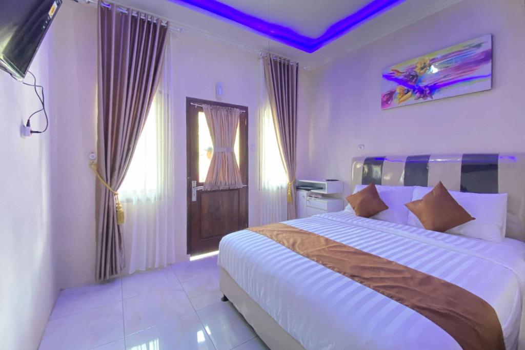 Postel nebo postele na pokoji v ubytování Homestay Banteng Adventure Dieng Mitra RedDoorz