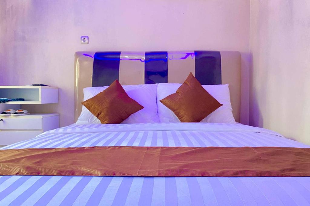 Postel nebo postele na pokoji v ubytování Homestay Banteng Adventure Dieng Mitra RedDoorz