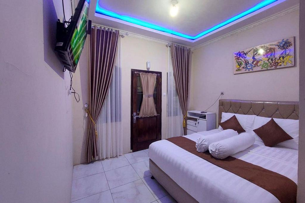 Postel nebo postele na pokoji v ubytování Homestay Banteng Adventure Dieng Mitra RedDoorz