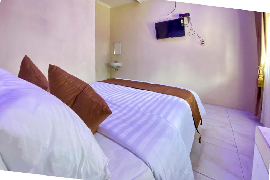 Postel nebo postele na pokoji v ubytování Homestay Banteng Adventure Dieng Mitra RedDoorz