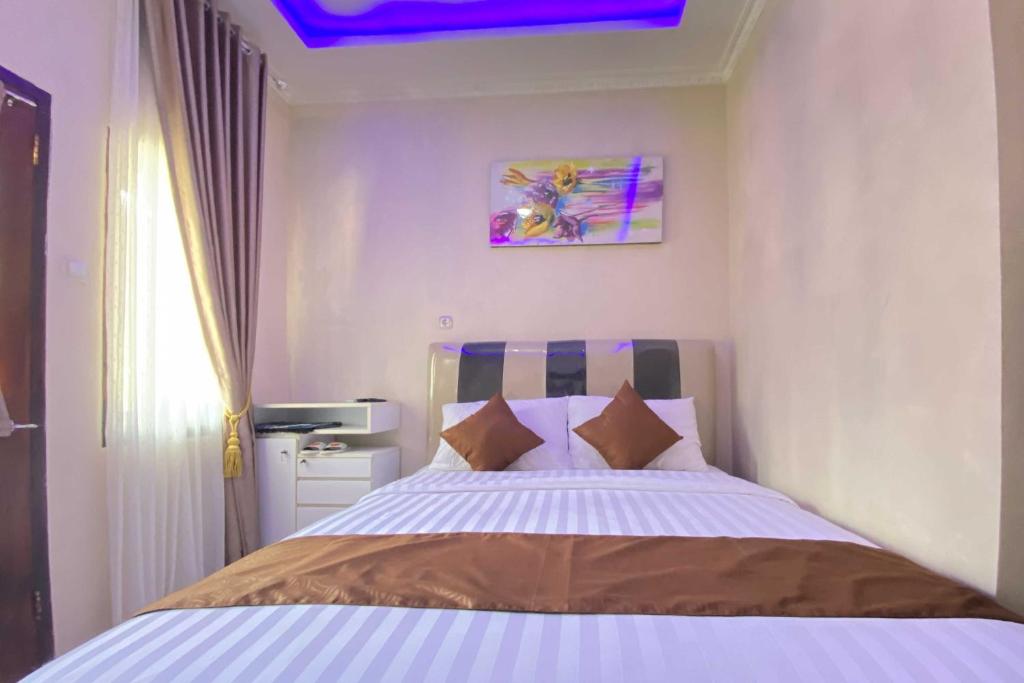 Postel nebo postele na pokoji v ubytování Homestay Banteng Adventure Dieng Mitra RedDoorz