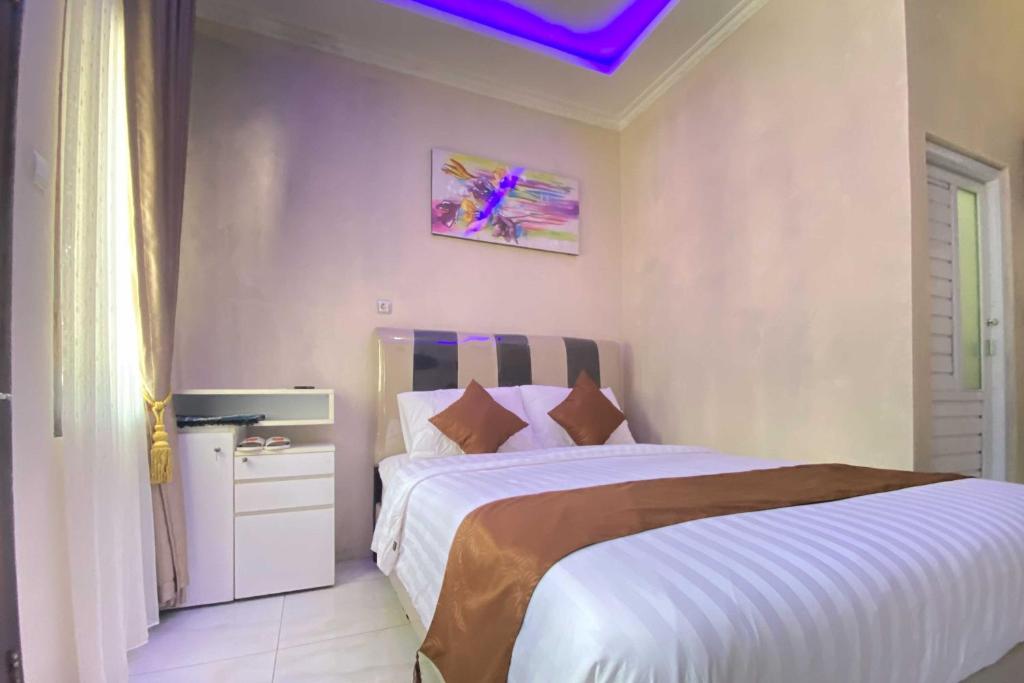 Postel nebo postele na pokoji v ubytování Homestay Banteng Adventure Dieng Mitra RedDoorz