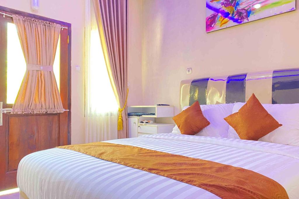 Postel nebo postele na pokoji v ubytování Homestay Banteng Adventure Dieng Mitra RedDoorz