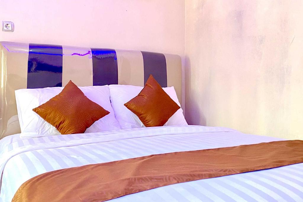 Postel nebo postele na pokoji v ubytování Homestay Banteng Adventure Dieng Mitra RedDoorz