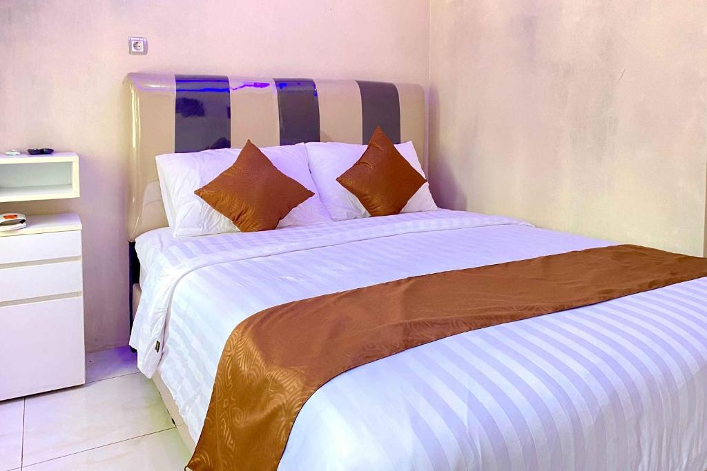 Postel nebo postele na pokoji v ubytování Homestay Banteng Adventure Dieng Mitra RedDoorz