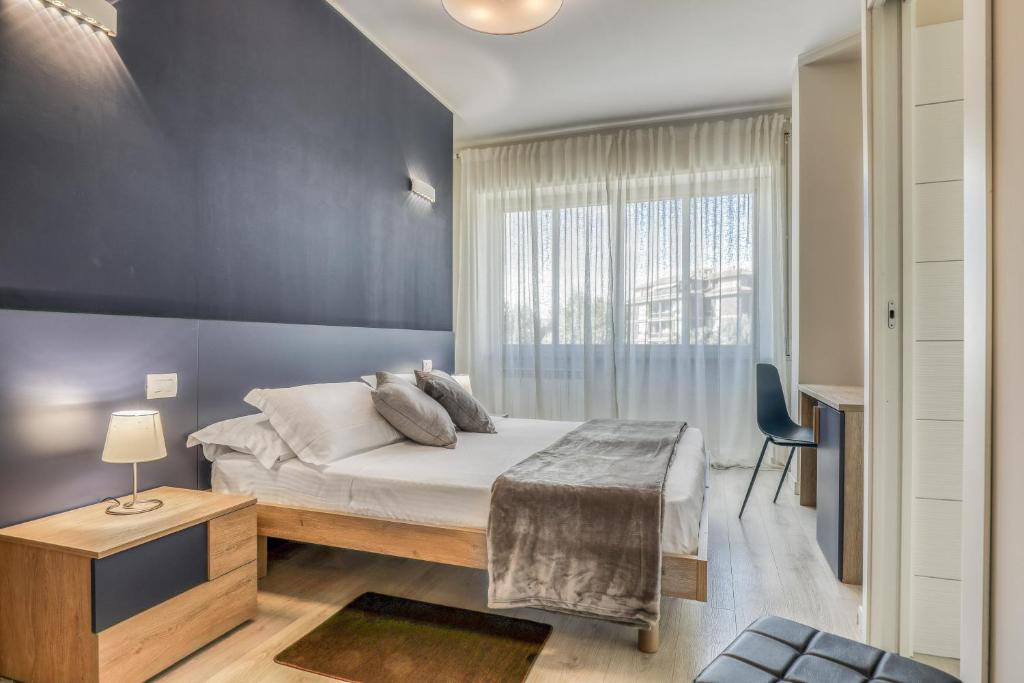 ein Schlafzimmer mit einem großen Bett und einem Fenster in der Unterkunft Asso Residence Centro in Terni