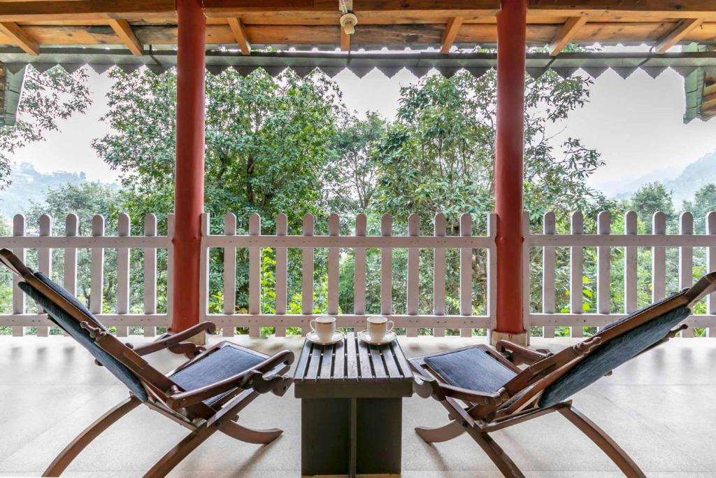 StayVista at Mistletoe House - Indoor & Outdoor Game - Villa