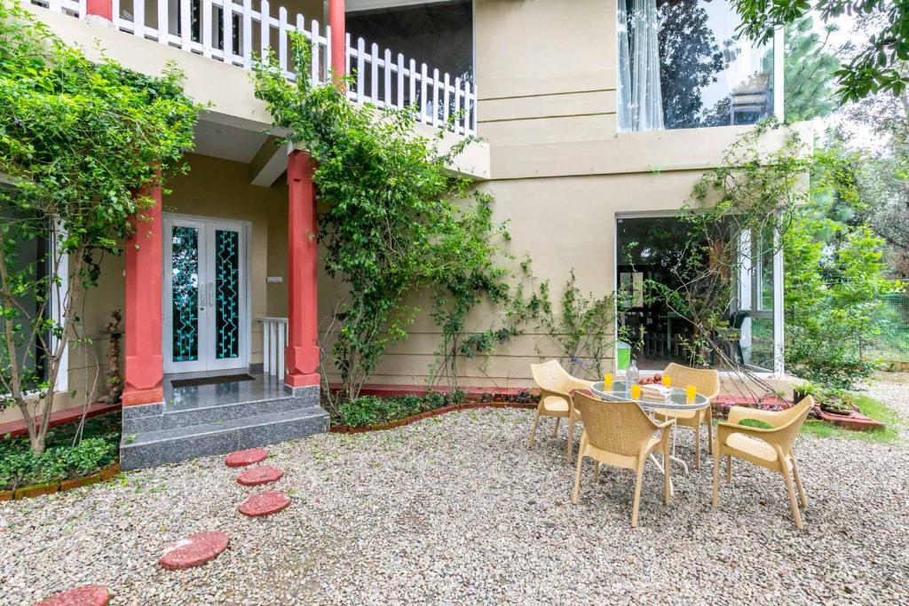 StayVista at Mistletoe House - Indoor & Outdoor Game - Three-Bedroom Villa