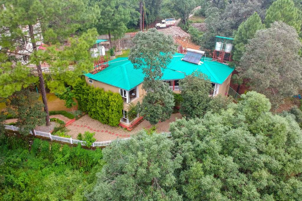 an overhead view of a house with a green roof at StayVista at Mistletoe House - Indoor & Outdoor Game in Bhīm Tāl