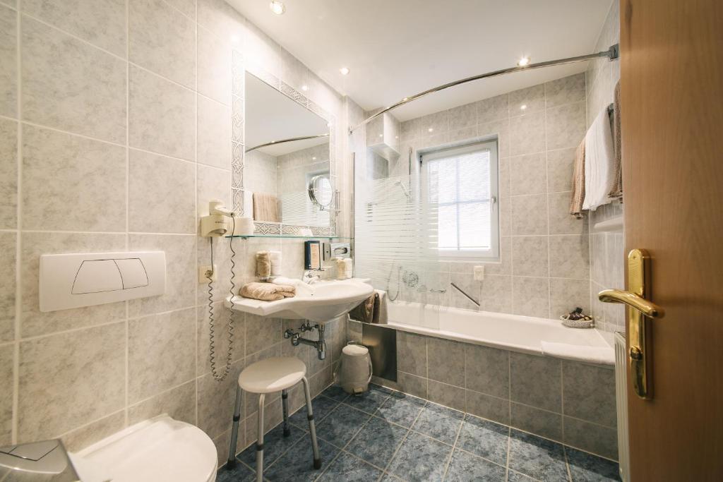 Koupelna v ubytování Arlen Lodge Hotel inkl Premium Karte im Sommer