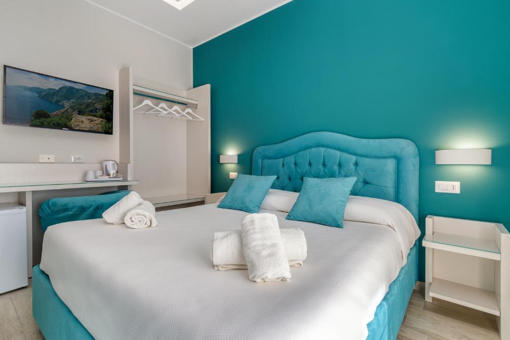 Postel nebo postele na pokoji v ubytování Tiffany Suites