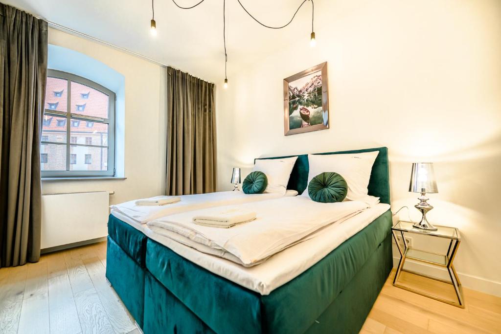 Posteľ alebo postele v izbe v ubytovaní AboutArtApartments - Młyn Maria