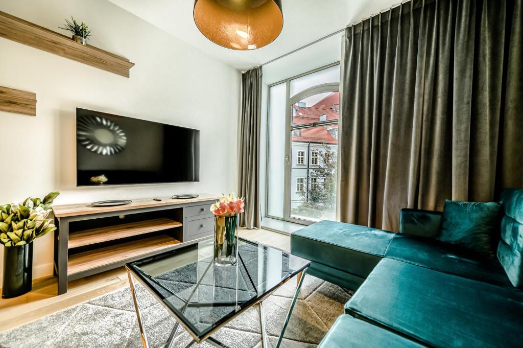 Televízia a/alebo spoločenská miestnosť v ubytovaní AboutArtApartments - Młyn Maria