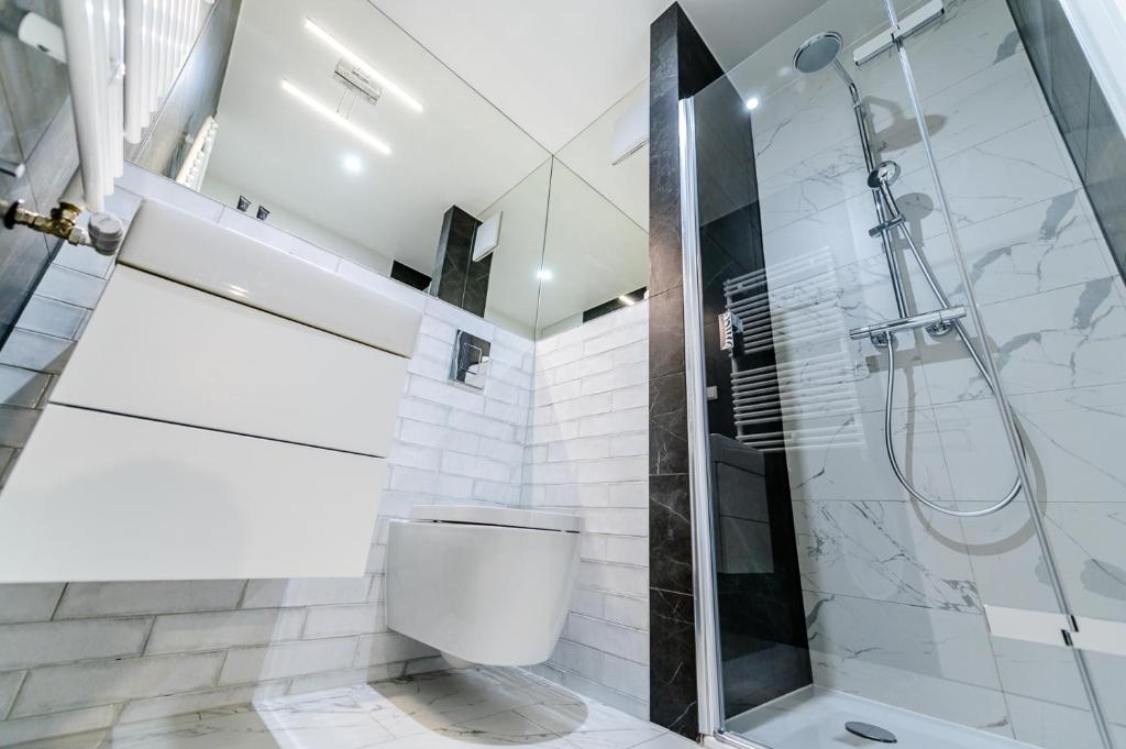 Kúpeľňa v ubytovaní AboutArtApartments - Młyn Maria