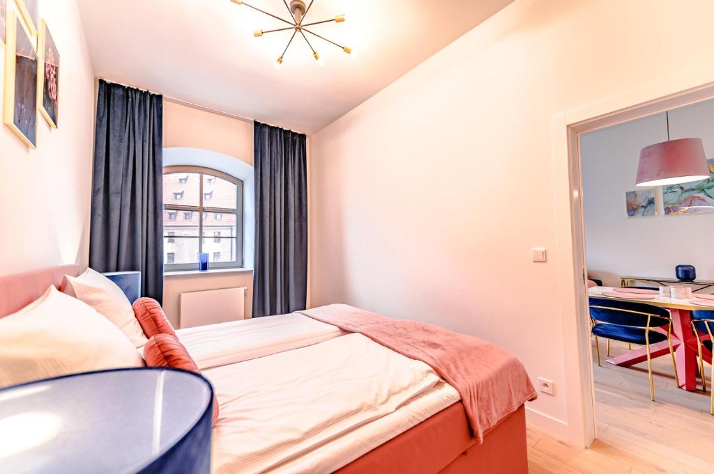 Posteľ alebo postele v izbe v ubytovaní AboutArtApartments - Młyn Maria