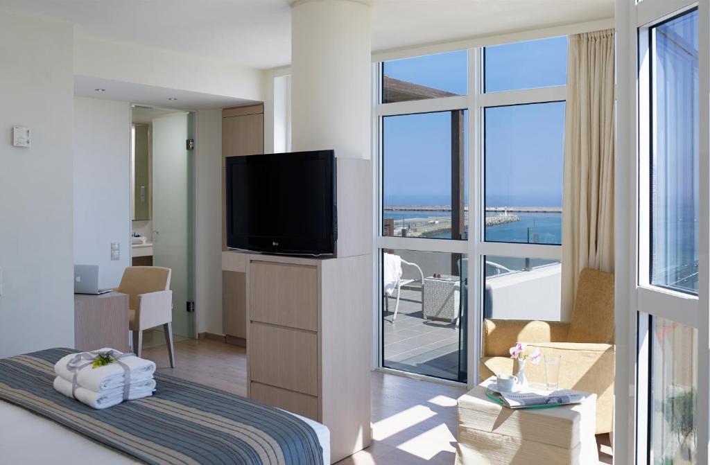 TV a/nebo společenská místnost v ubytování Kriti Beach Hotel