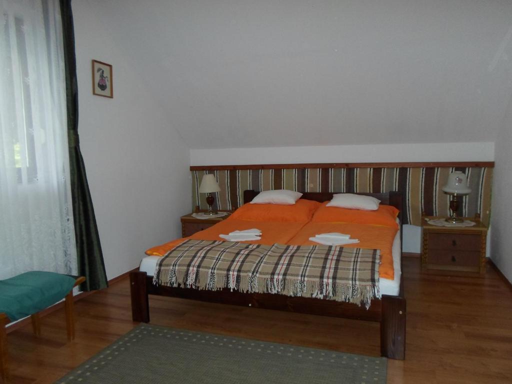 Letto o letti in una camera di Nimród Pihenőház