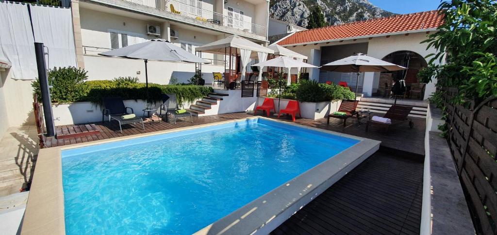 a swimming pool in front of a building at Holiday home Olive in Gradac