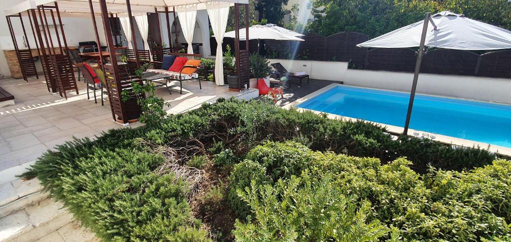 Bazén v ubytování Holiday home Olive nebo v jeho okolí