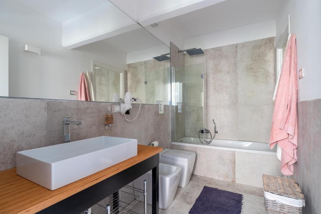 A bathroom at Valverde Art Space Loft by DomuSicily