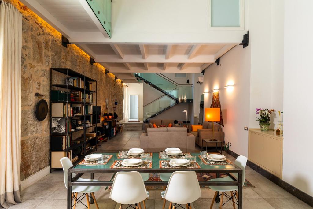 Restaurace v ubytování Valverde Art Space Loft by DomuSicily