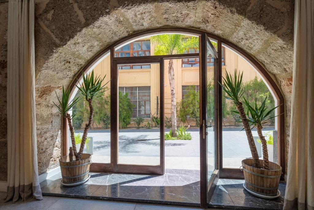 A garden outside Valverde Art Space Loft by DomuSicily